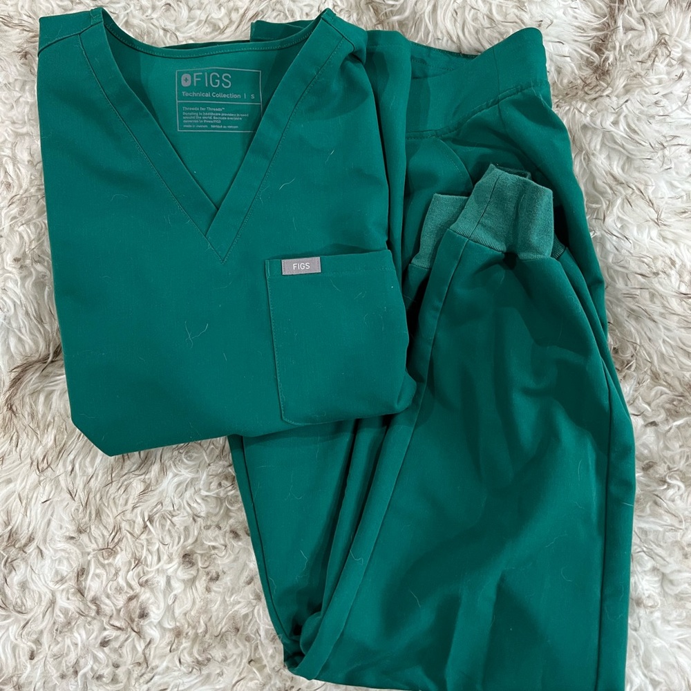 FIGS Catarina Srcub Top & Zamora Jogger Pants - Hunter Green (Limiter Edition)